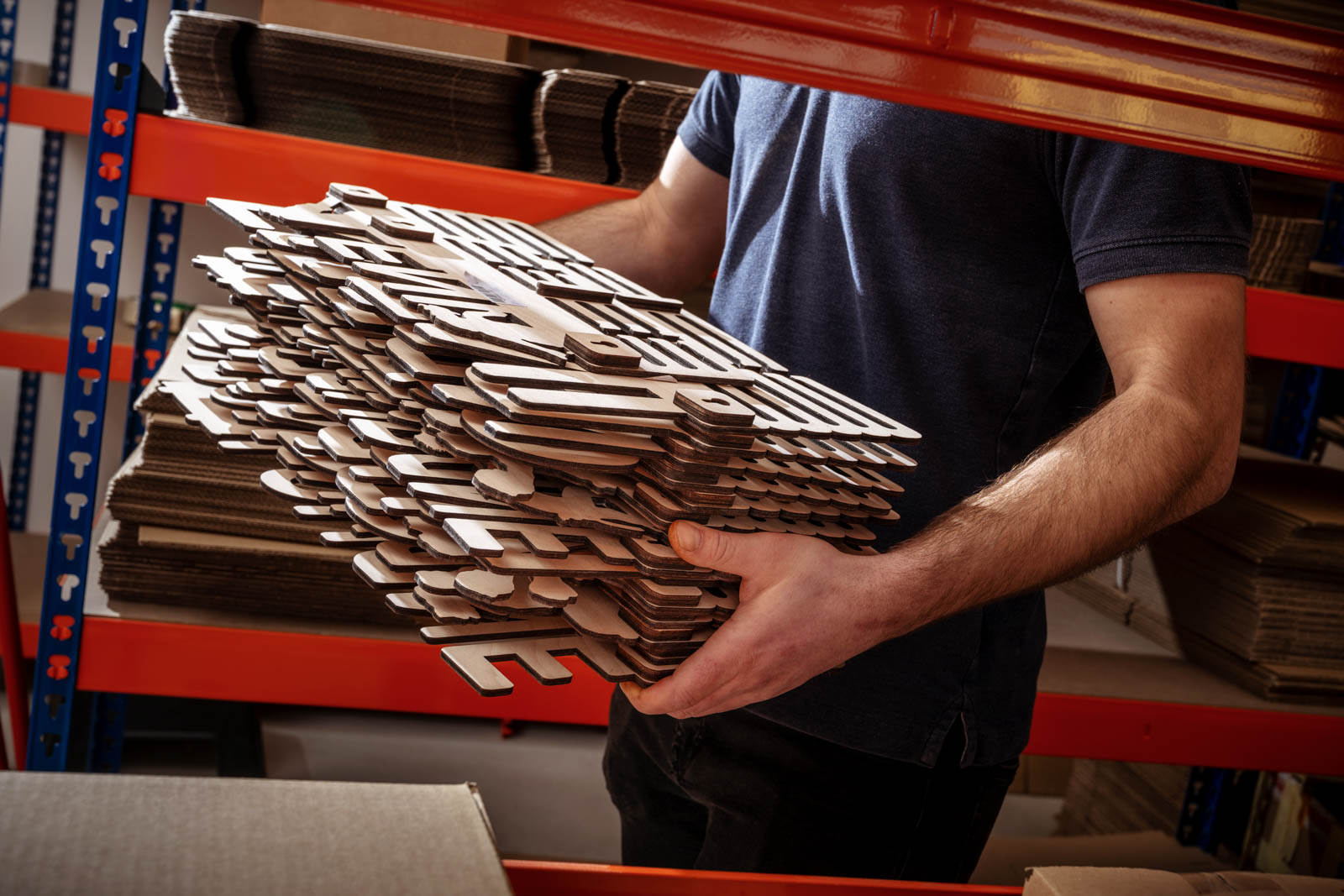 Stack vyřezaných věšáků