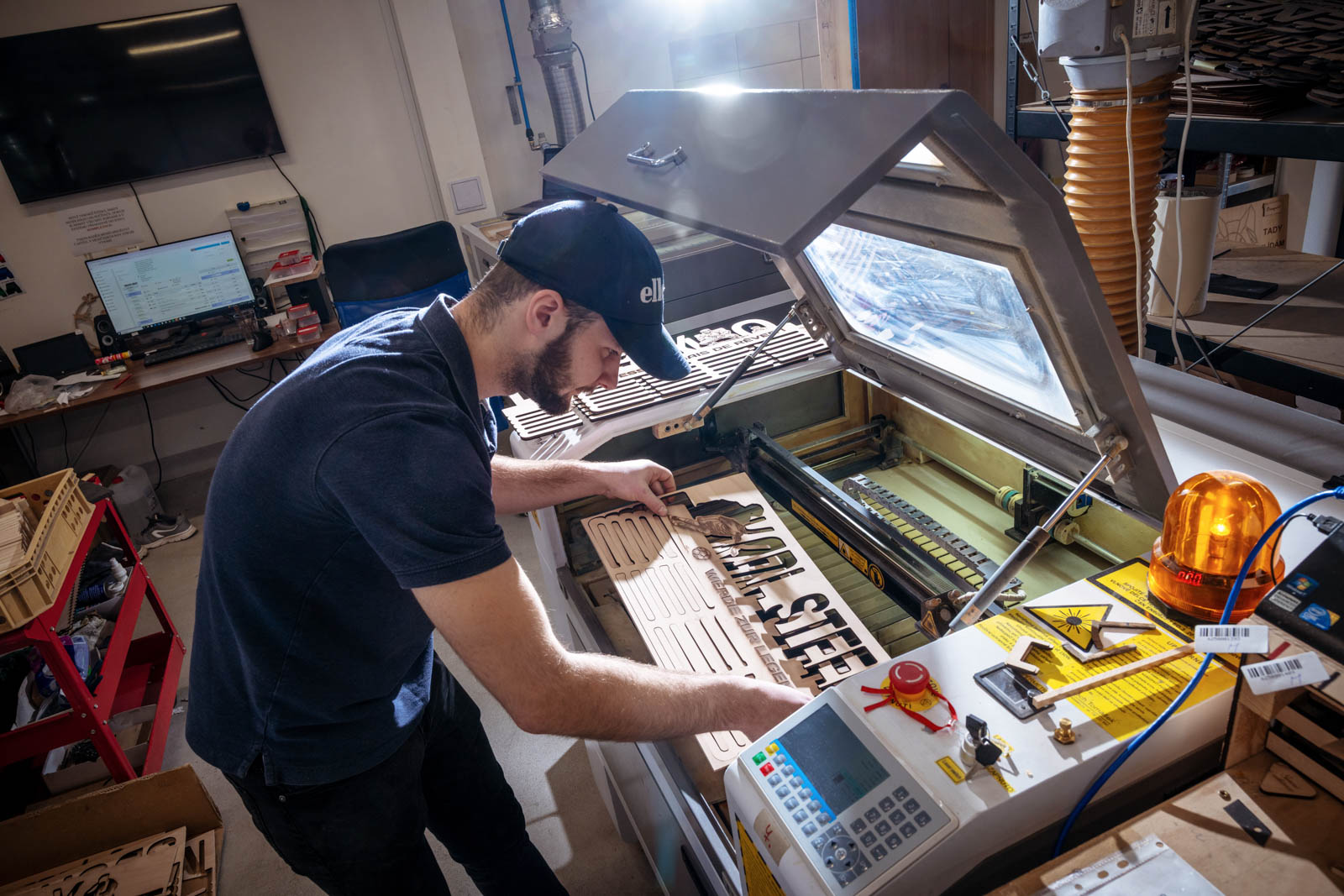 Laserové řezání a gravírování věšáků