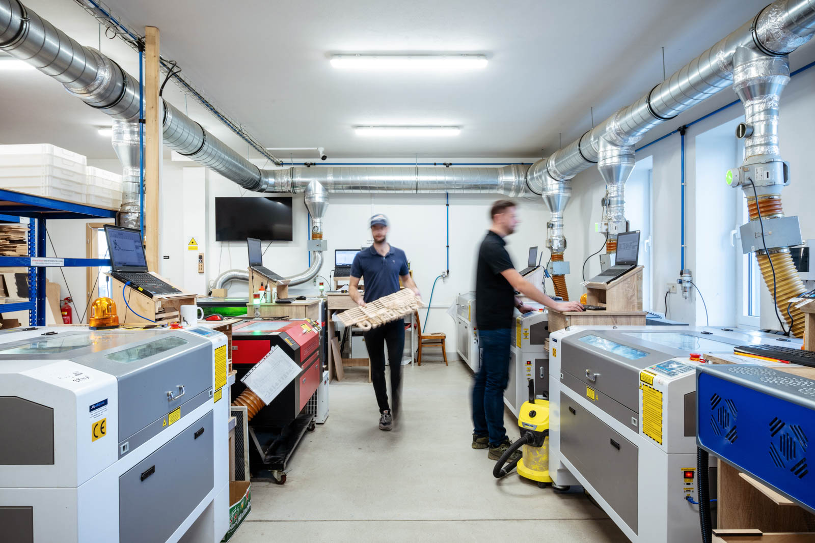 Výrobní hala s lasery