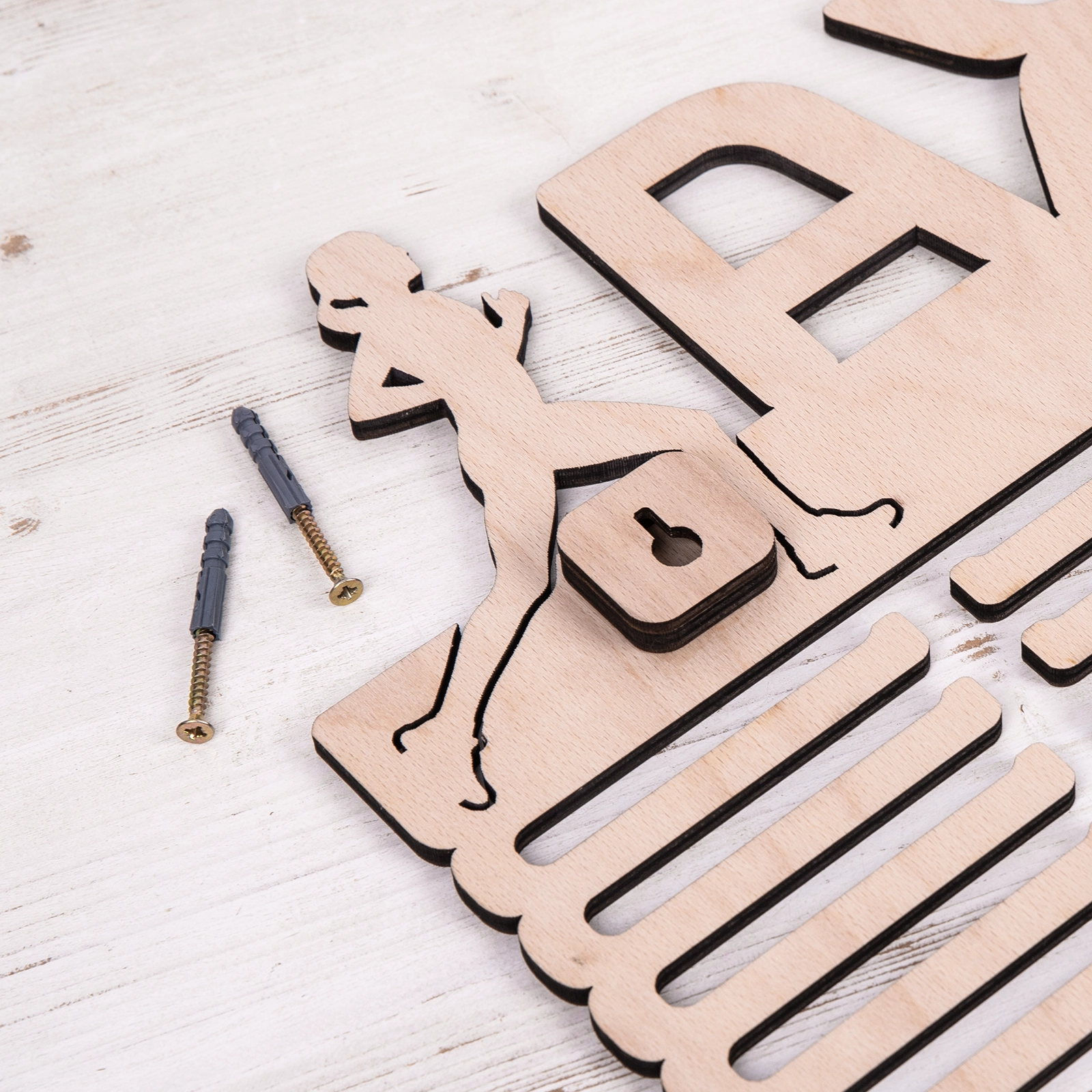 Zadní pohled na věšák s kotvícím materiálem - hmoždínky a šrouby v ceně