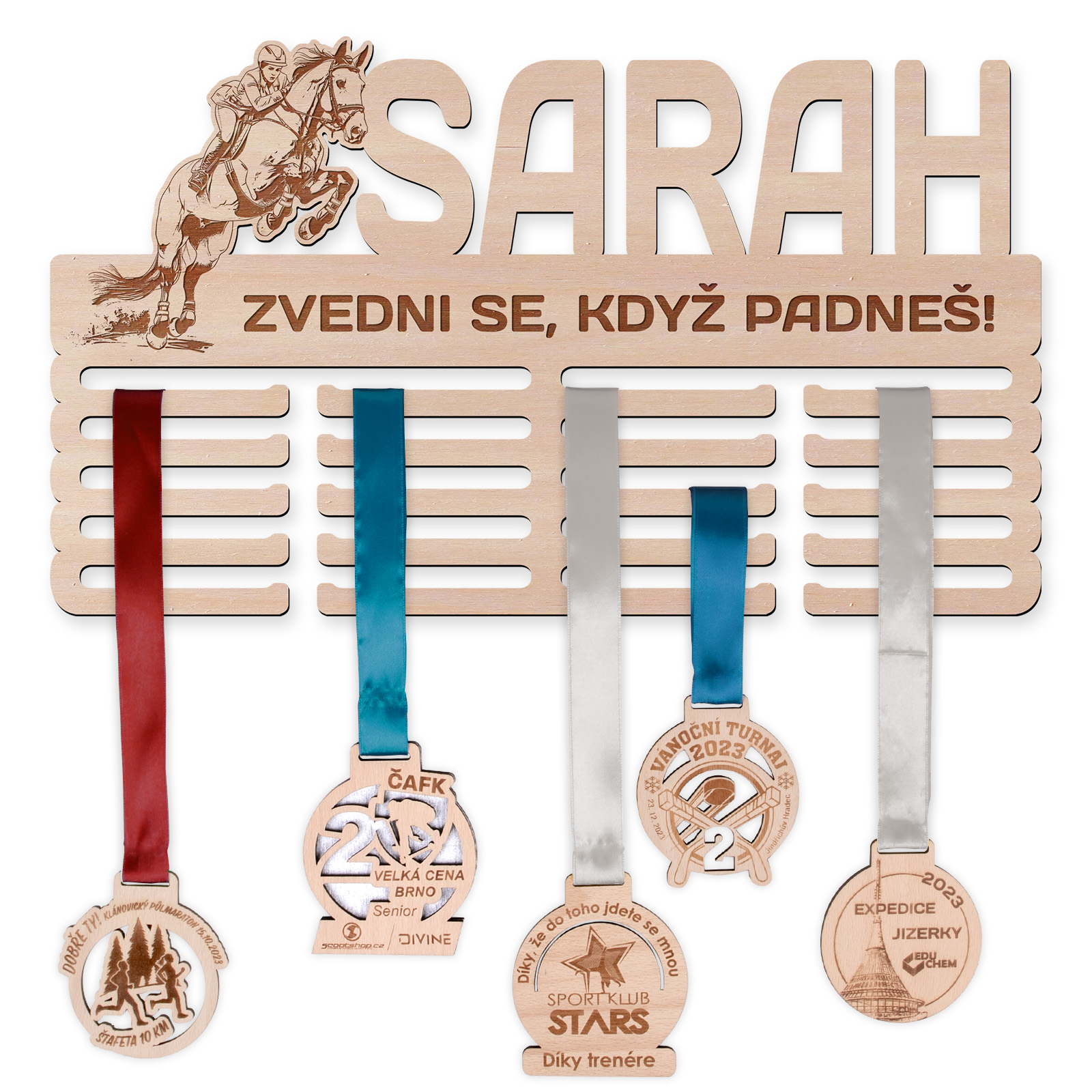 Sarah, která miluje jezdecký parkur - věšák s mottem ZVEDNI SE, KDYŽ PADNEŠ